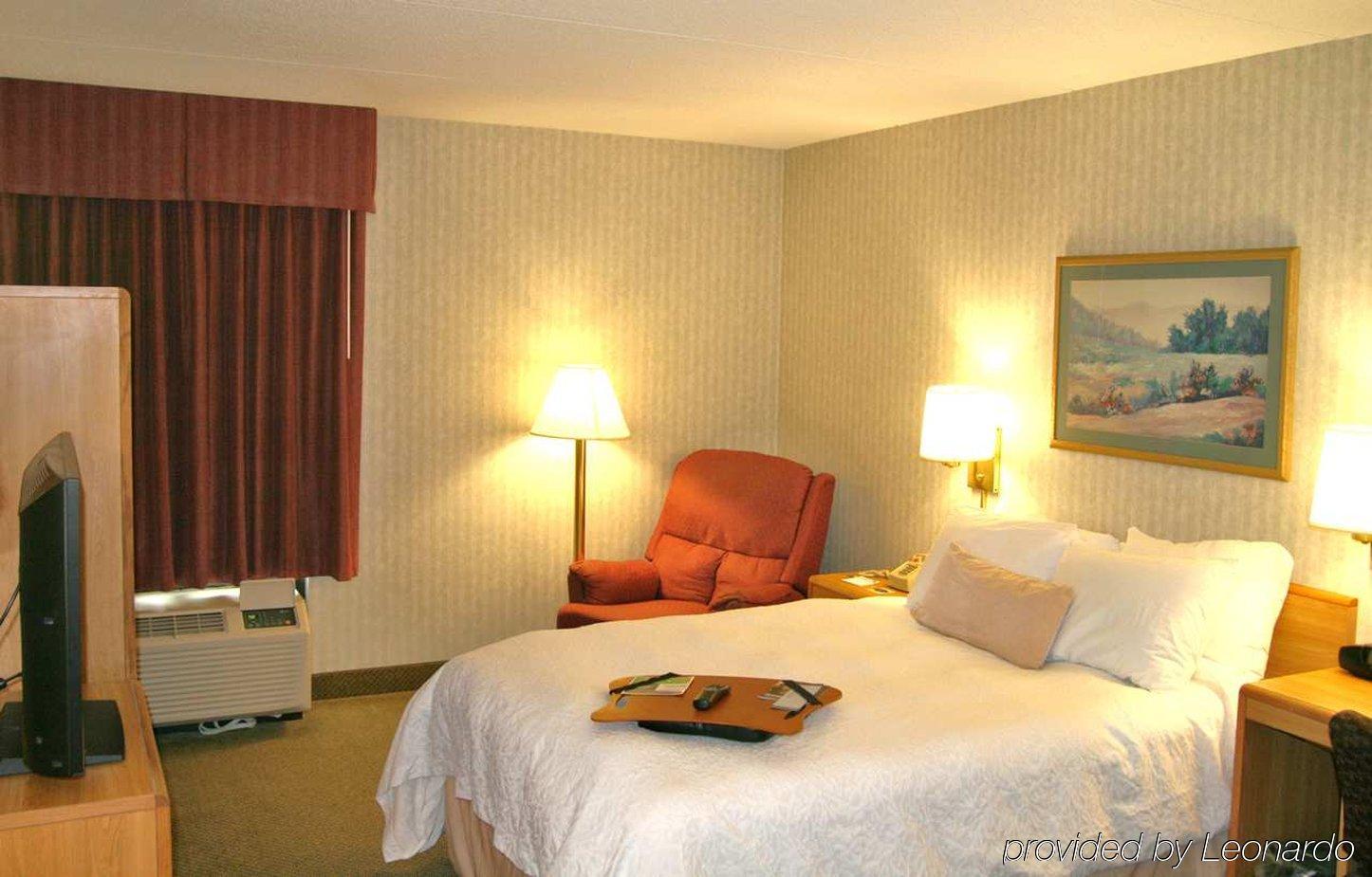 Hampton Inn Cleveland-Westlake Room photo