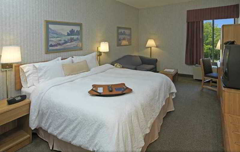 Hampton Inn Cleveland-Westlake Room photo